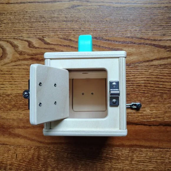 Lovevery bus and lockbox from the Realist playkit (19-21m) - Picture 3 of 16